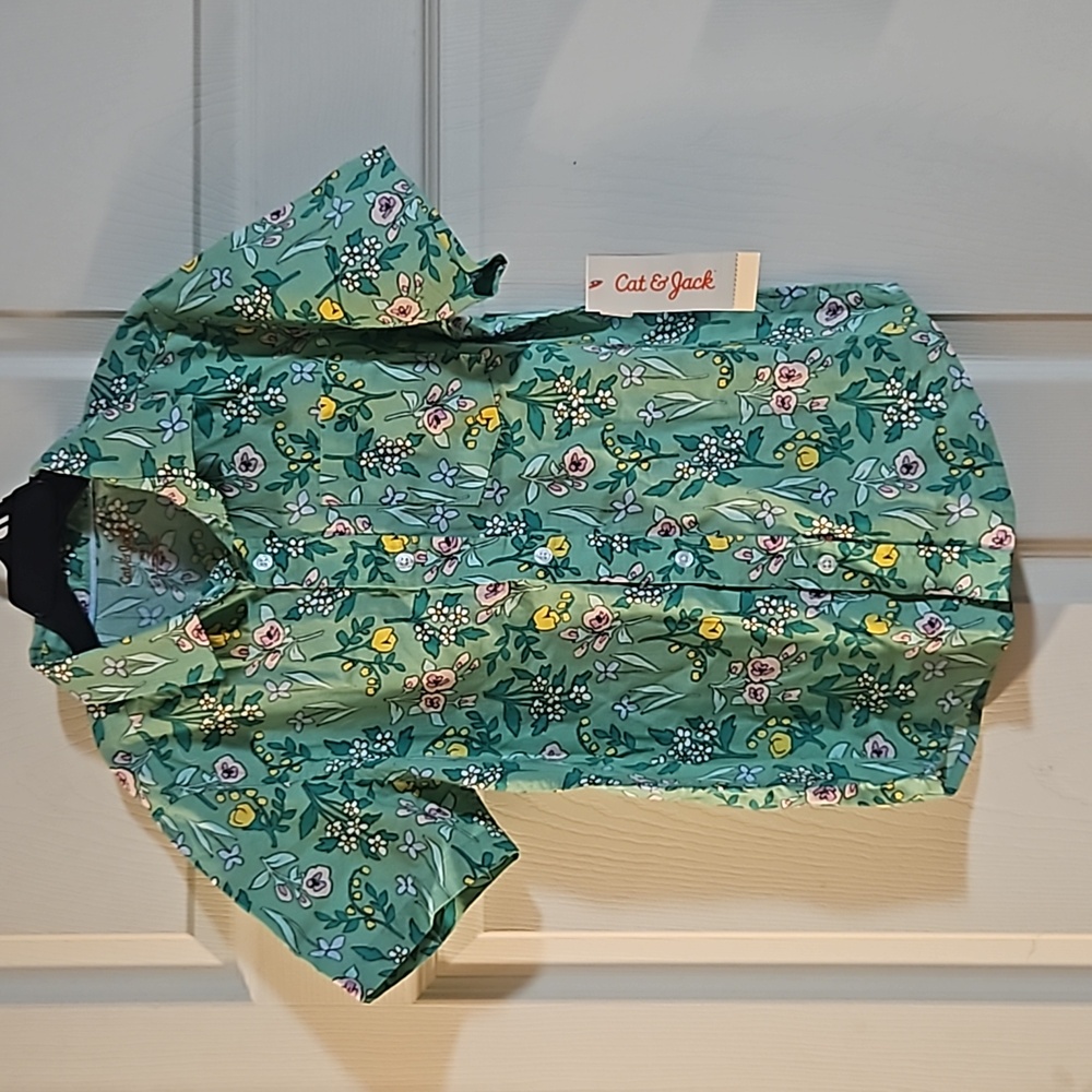 CAT & JACK GREEN FLORAL BUTTON DOWN SHORT SLEEVE: NEW WITH TAGS: SIZE M (8)